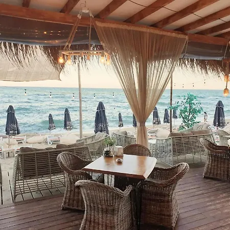 Апартамент Cosy Nest With Glass Veranda *